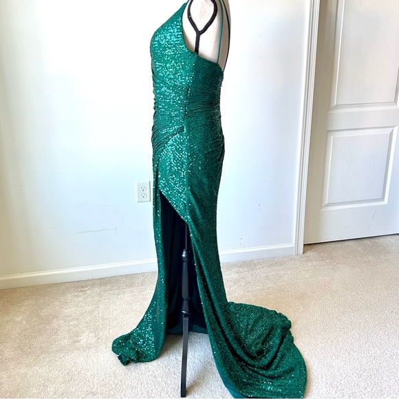 JVN by JOVANI Green Sequin Double Strap High Cutaway Slit Prom Gown—SZ. 8 - Picture 10 of 17